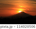 富士山に沈みゆく太陽　ダイヤモンド富士 114020506