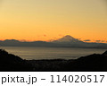 湘南から見た夕焼けの情景　富士山 114020517