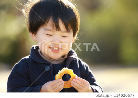 ドーナツを食べる男の子 114020677