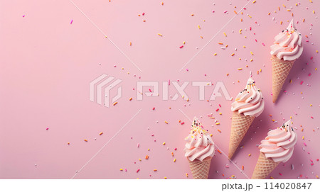 夏に食べる冷たくておいしいアイスクリーム 114020847