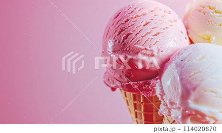 夏に食べる冷たくておいしいアイスクリーム 114020870