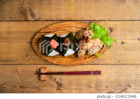 明太子・梅干のおにぎりと唐揚げ 114021946