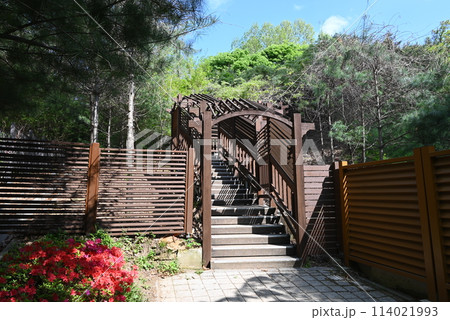 住宅街の中にある南漢山城への登山口【韓国/慰礼新都市】 114021993