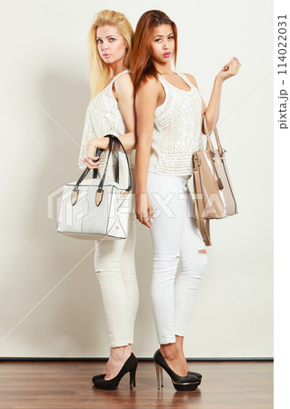 Young models with handbags. 114022031