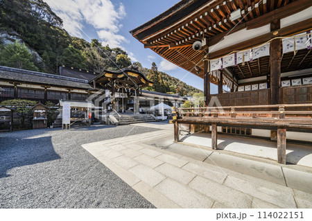 松尾大社　拝殿と本殿「中門」 114022151