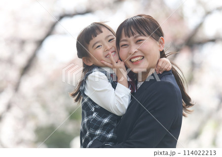 笑顔の親子 笑顔の親子 114022213
