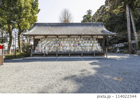 松尾大社　菰樽(こもだる)の並んだ神輿庫 114022344