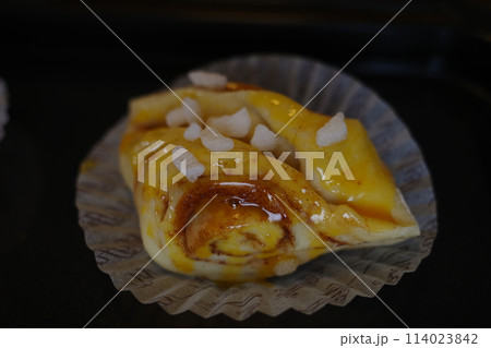 焼く前のパールシュガーをふりかけたシナモンロール 焼く前のパールシュガーをふりかけたシナモンロール 114023842