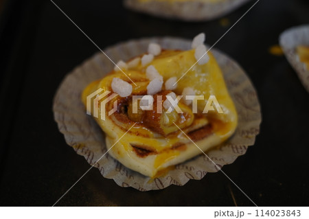 焼く前のパールシュガーをふりかけたシナモンロール 114023843