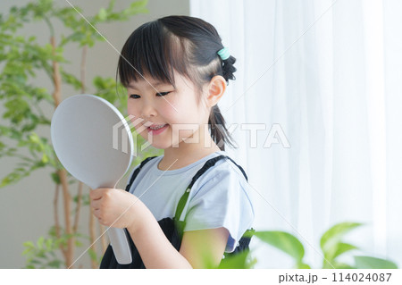 鏡を見る子供 鏡を見る子供 114024087