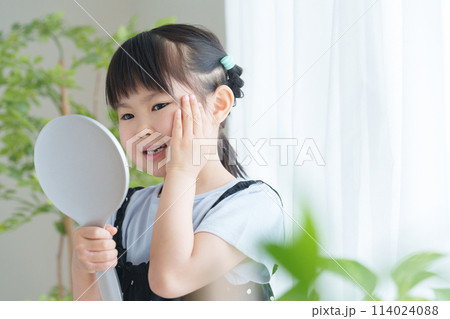 鏡を見る子供 114024088