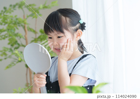 鏡を見る子供 鏡を見る子供 114024090