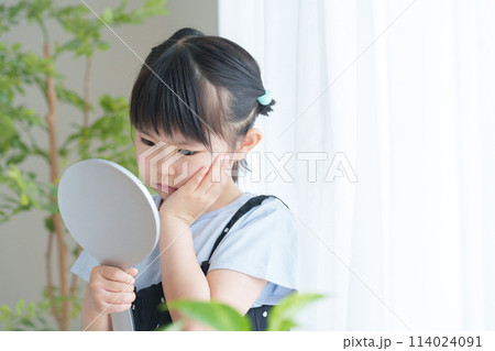 鏡を見る子供 鏡を見る子供 114024091