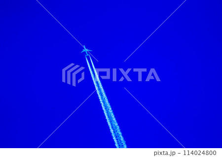 青空を飛ぶ飛行機雲 青空を飛ぶ飛行機雲 114024800