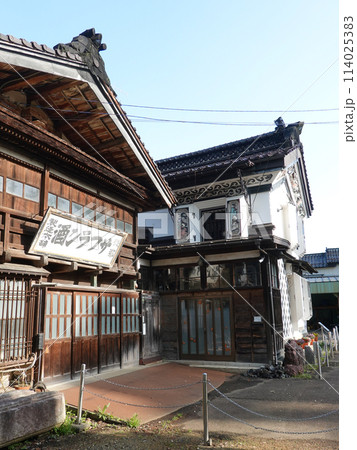 東洋のフレスコ画　鏝絵で飾られた米蔵（新潟県長岡市） 114025383