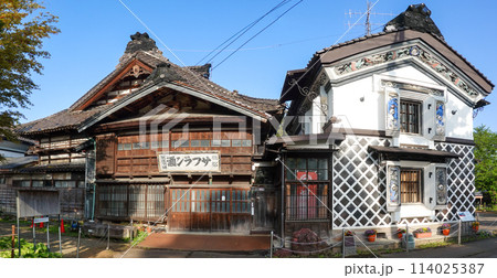 東洋のフレスコ画　鏝絵で飾られた米蔵（新潟県長岡市） 114025387