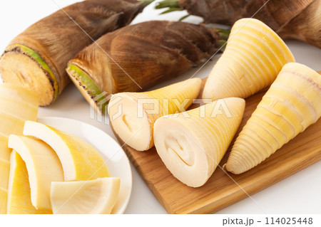 白バックのタケノコ水煮と皮付き生たけのこ 114025448
