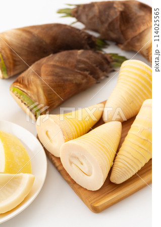 白バックのタケノコ水煮と皮付き生たけのこ 114025565