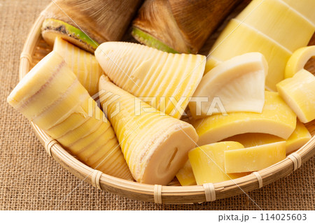 タケノコ水煮と皮付き生たけのこ 114025603