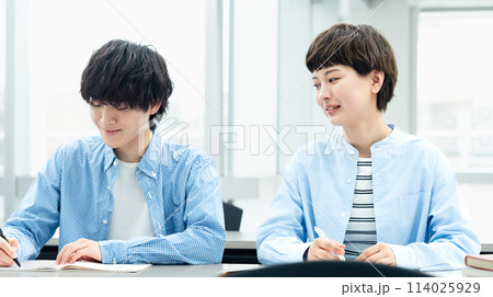 講義を受ける若い男女 講義を受ける若い男女 114025929