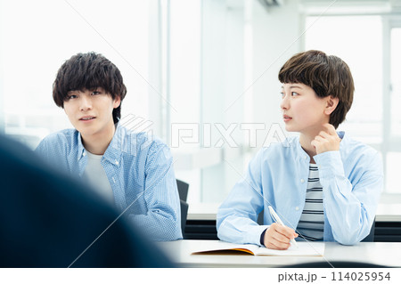 講義を受ける若い男女 114025954