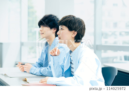 講義を受ける若い男女 114025972