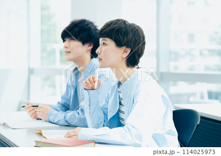 講義を受ける若い男女 114025973
