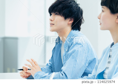 講義を受ける若い男女 114025974