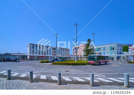 春の東京都稲城市若葉台2丁目の若葉台駅前交番付近からロータリーを見る 114026284