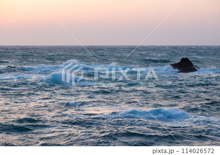 台風前後の荒れた海 台風前後の荒れた海 114026572