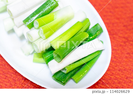 カットされた長ネギの写真。調理前。 カットされた長ネギの写真。調理前。 114026629