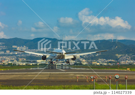 着陸する飛行機 着陸する飛行機 114027339