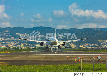 着陸する飛行機 114027340