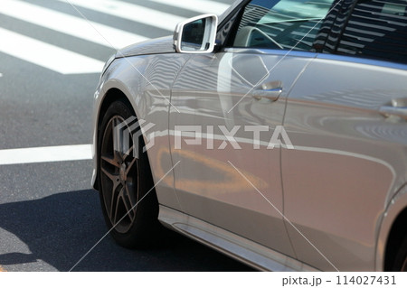 停止線と自動車 114027431