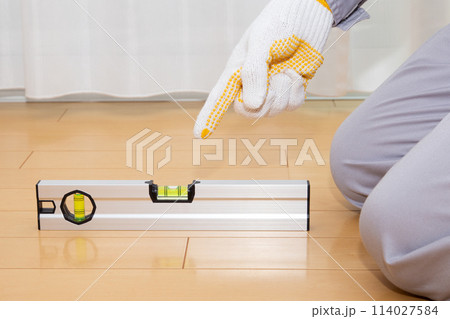 水平器（水準器、レベル）を使って床の水平を調べる業者 114027584