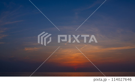 夕方の空に沈む夕陽と流れゆく雲 夕方の空に沈む夕陽と流れゆく雲 114027646