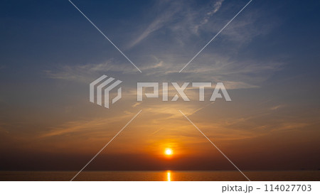 夕方の空に沈む夕陽と流れゆく雲 夕方の空に沈む夕陽と流れゆく雲 114027703