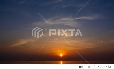 夕方の空に沈む夕陽と流れゆく雲 夕方の空に沈む夕陽と流れゆく雲 114027718