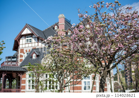春の北九州の有名な観光地門司港レトロの風景　福岡県 114028621