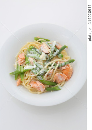 アスパラとサーモンのクリームパスタ俯瞰 アスパラとサーモンのクリームパスタ俯瞰 114028655