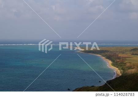 エメラルドグリーンの海と白い砂浜と青い海 エメラルドグリーンの海と白い砂浜と青い海 114028783