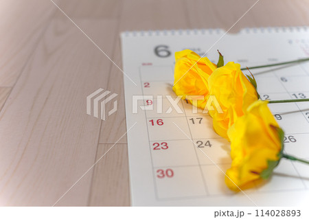 カレンダー 2024年 6月 スケジュール　黄色いバラ　父の日 114028893