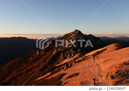 夕焼けに染まる燕岳 114029047