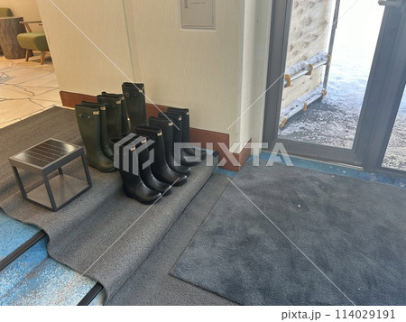 現場で整理整頓された長靴 114029191