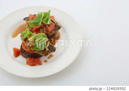 ナスと鯵のソテートマト玉ねぎバルサミコソース 114029302