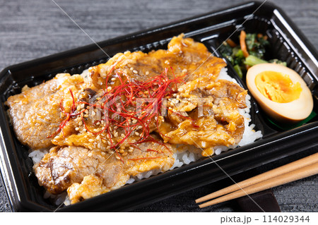 おいしい牛カルビの焼肉弁当 114029344