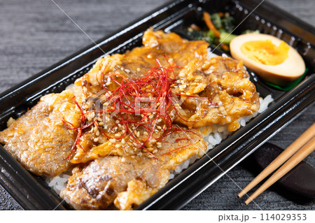 おいしい牛カルビの焼肉弁当 114029353