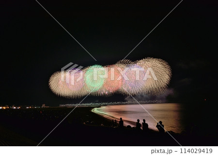 花火を見る人々 柏崎花火 花火を見る人々 柏崎花火 114029419