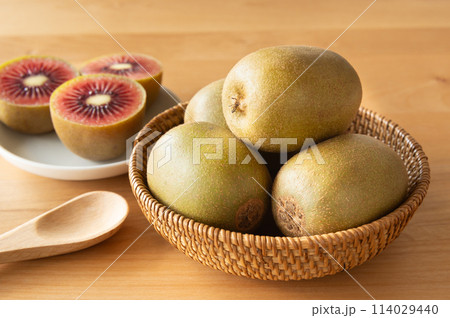 赤いキウイフルーツ レッドキウイフルーツ レッドキウイ キウイ 果物 赤いキウイフルーツ レッドキウイフルーツ レッドキウイ キウイ 果物 114029440