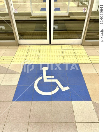 駅のホームで使用している車椅子マーク 駅のホームで使用している車椅子マーク 114029641